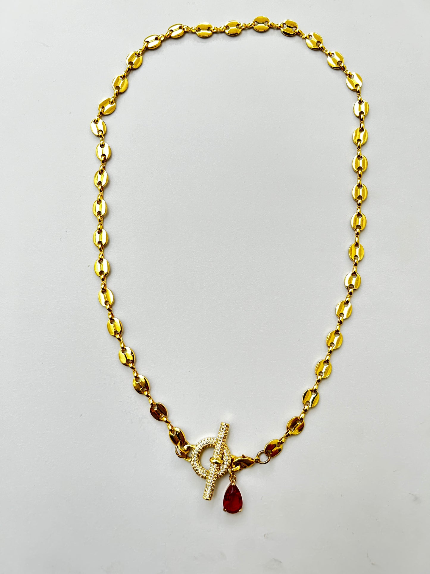 Collar dorado y dije rojo