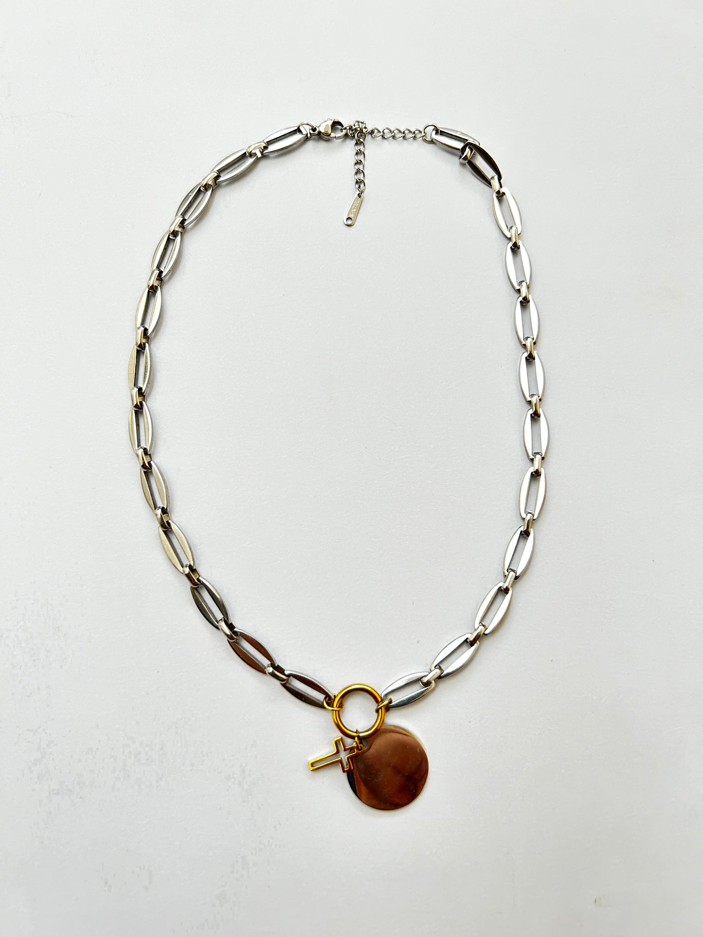 Collar plateado con cruz