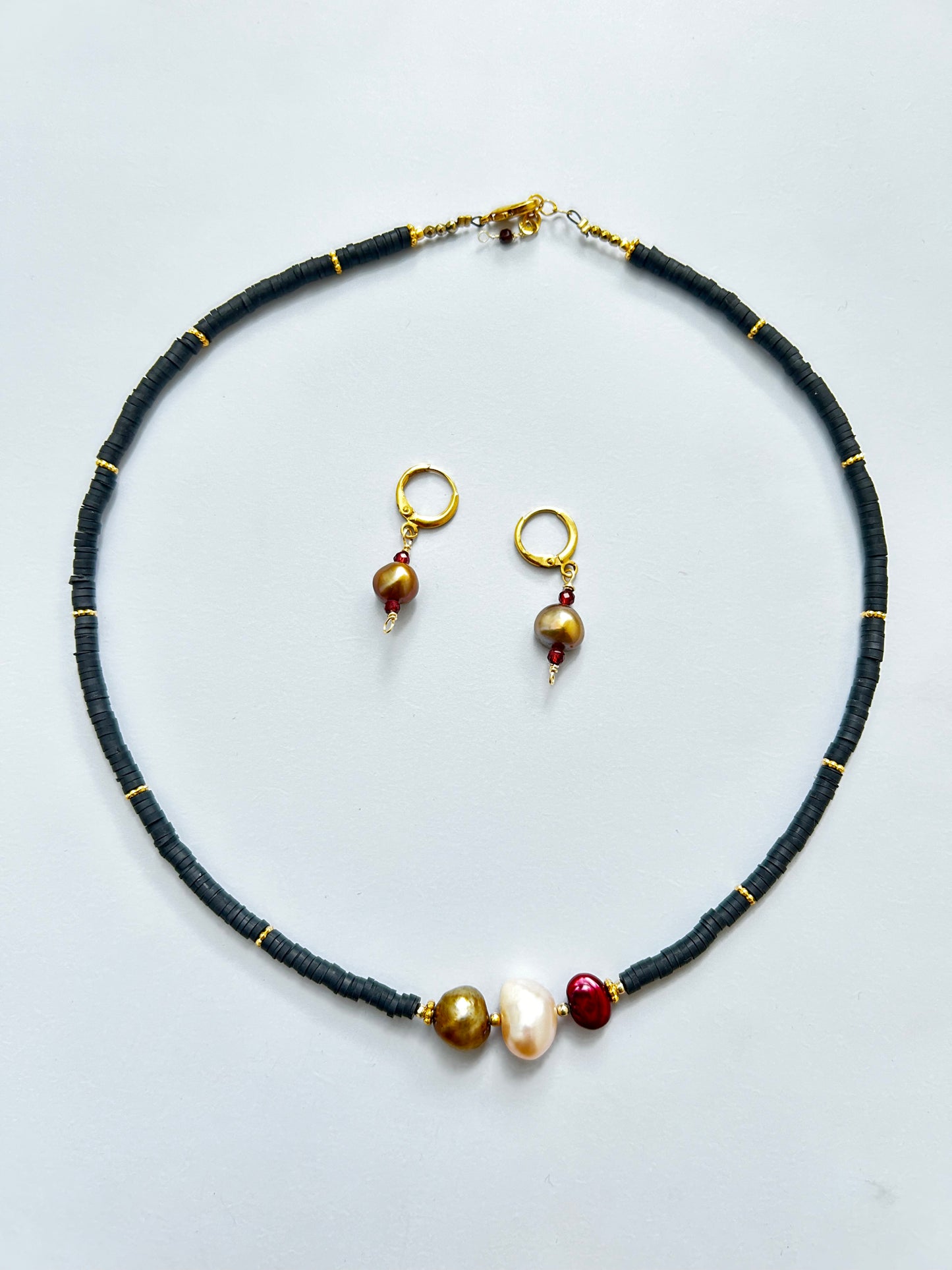 Juego shakira negra con perlas