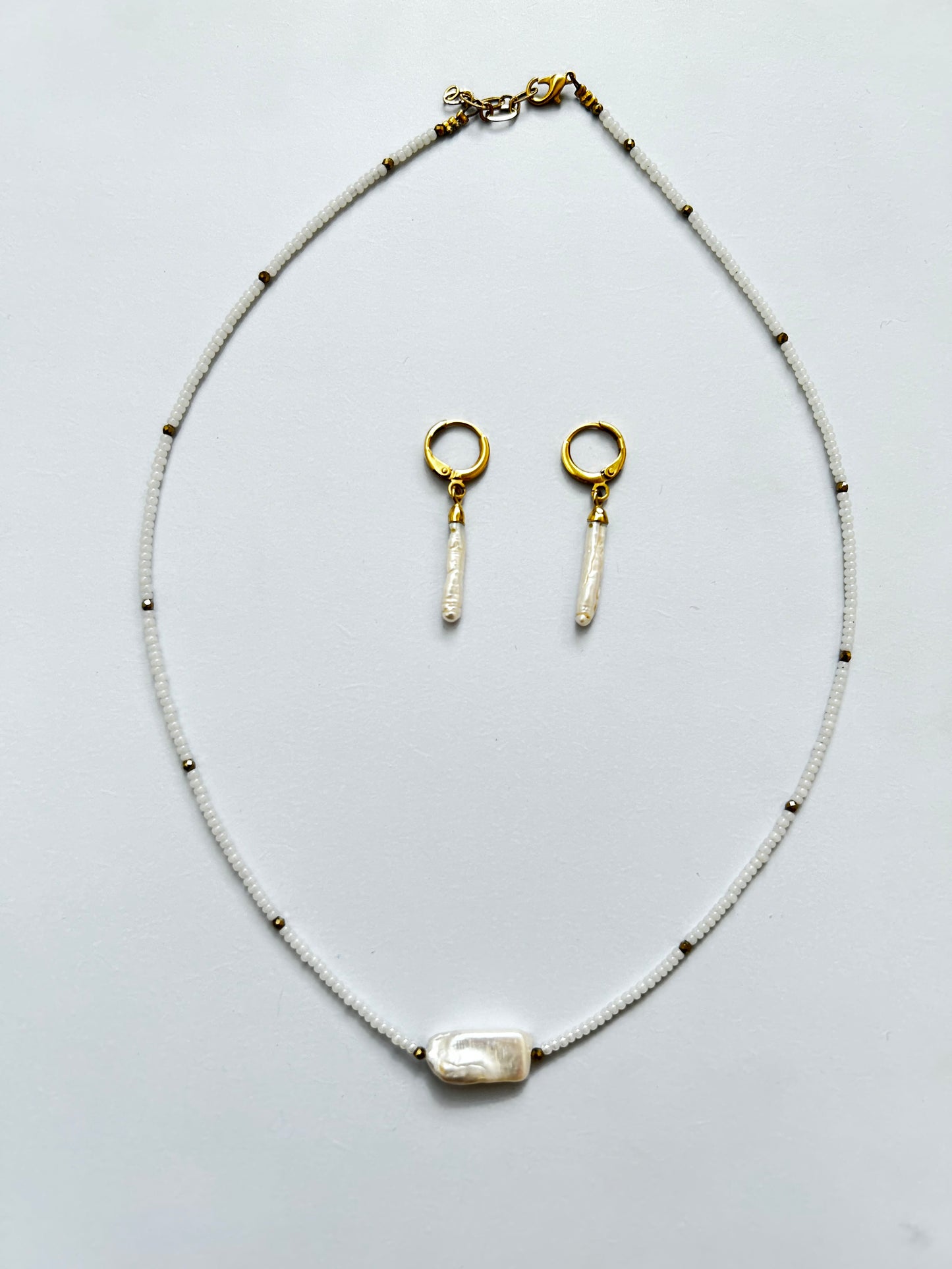 Juego blanco y dorado con perlas