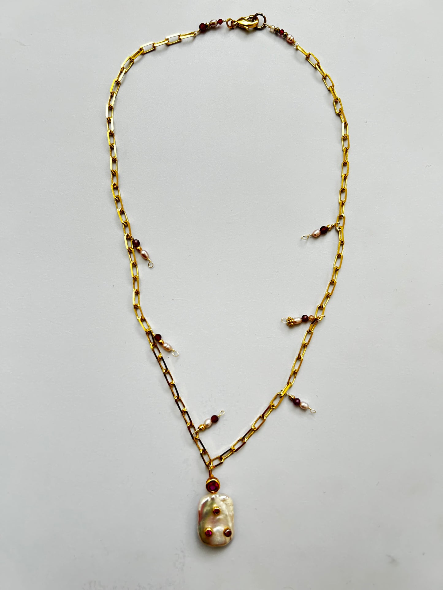Cadena con perla y detalles rosas