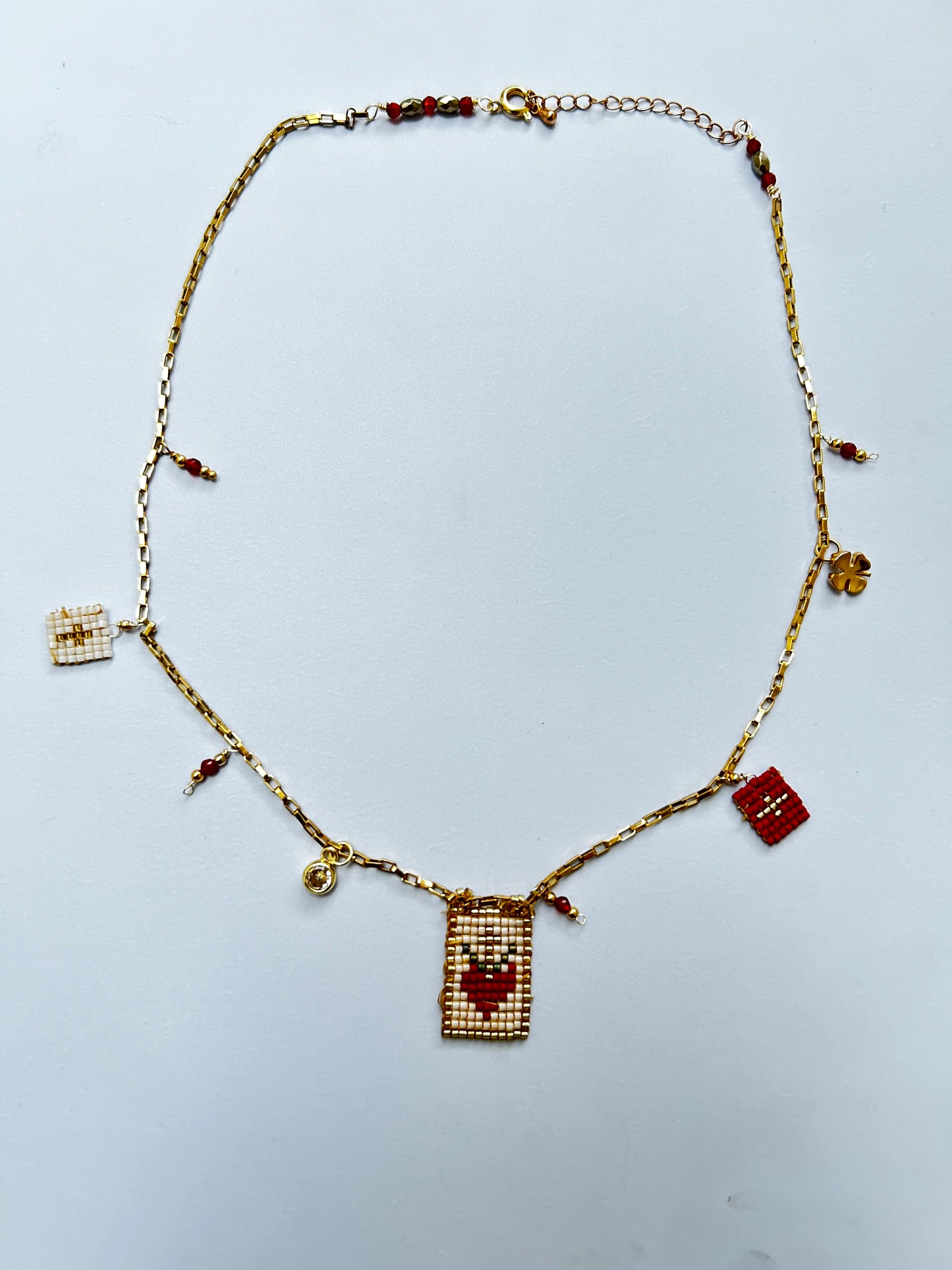 Chocker con colgantes de la gama roja