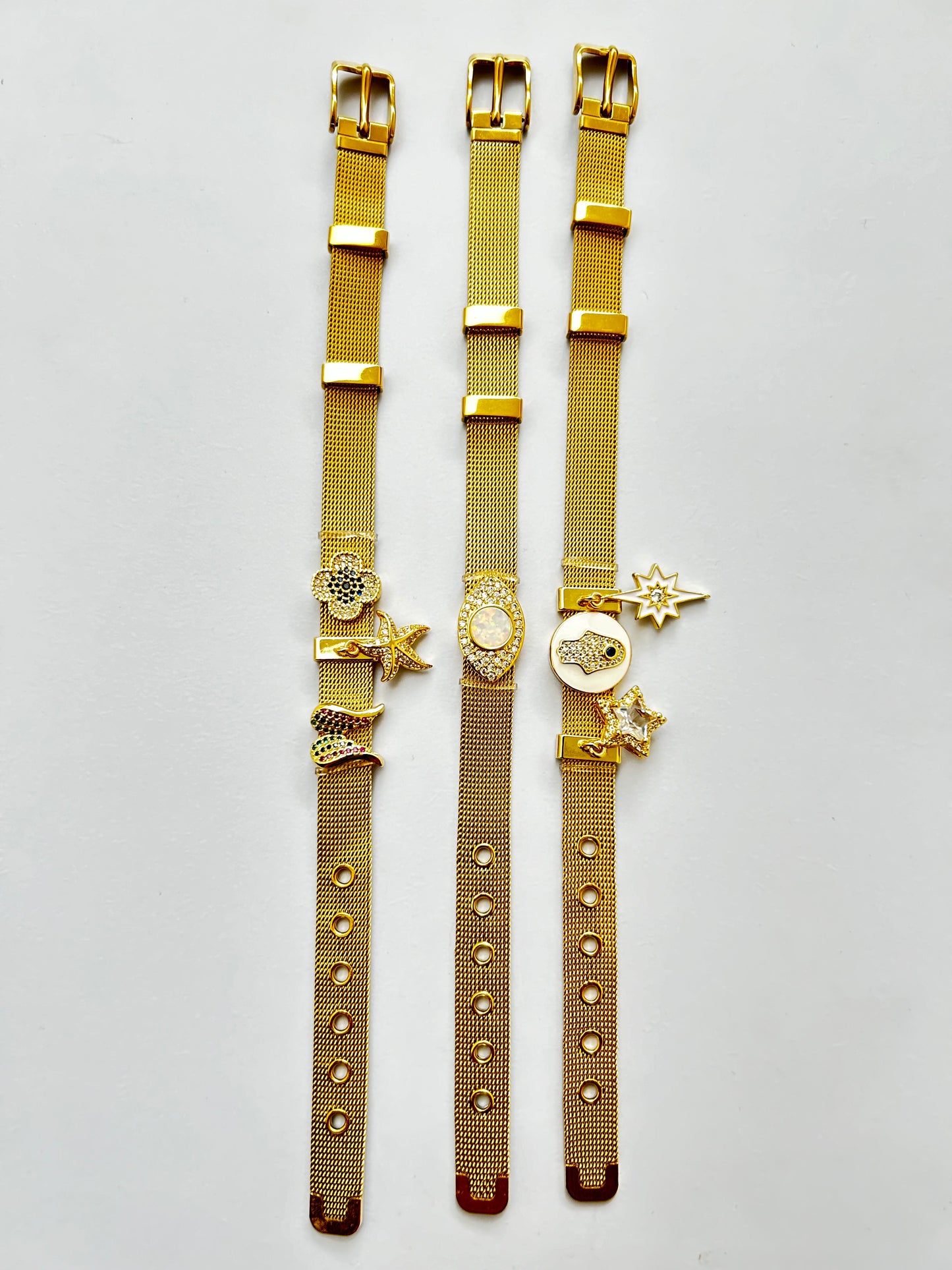 Pulseras doradas con dijes